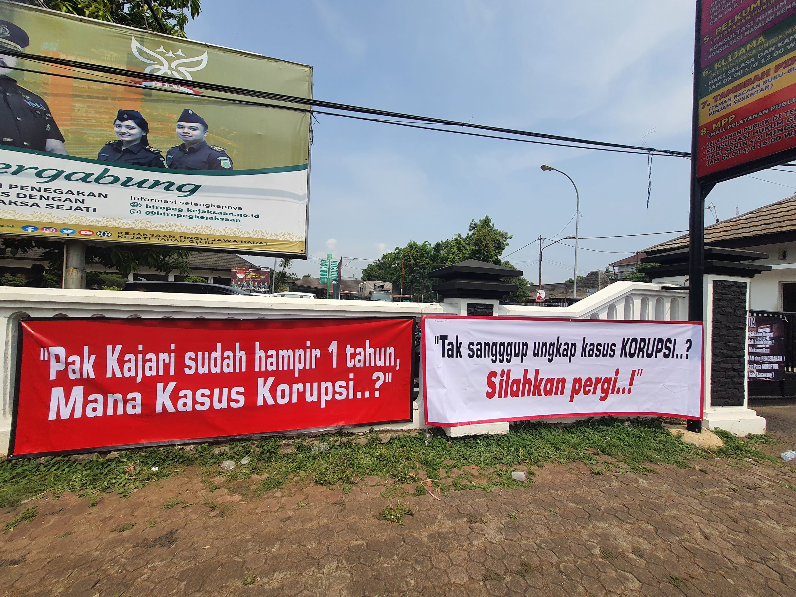 Kantor Kejaksaan Karawang Di Pasangi Spanduk Pak Kajari Sudah Hampir