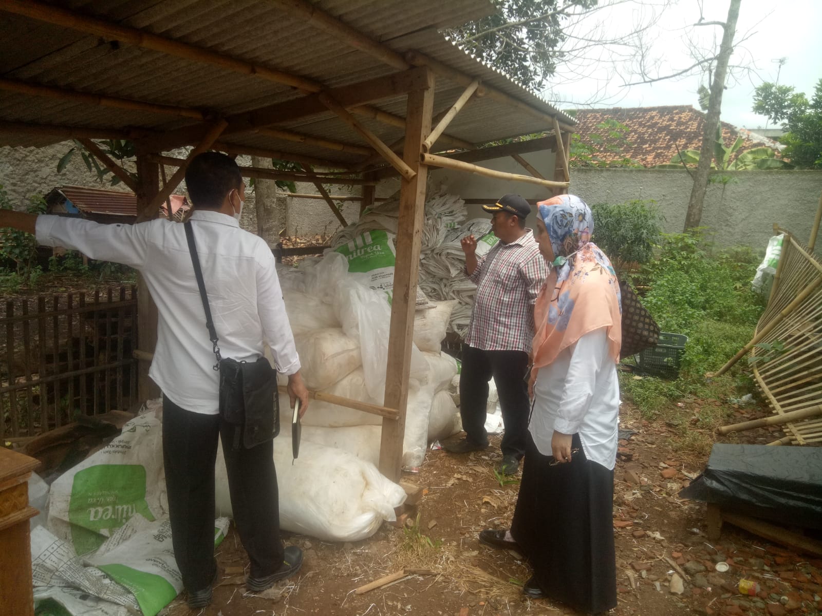 Dlhk Karawang Tumpukan Karung Bekas Urea Di Kampung Lampean Bukan