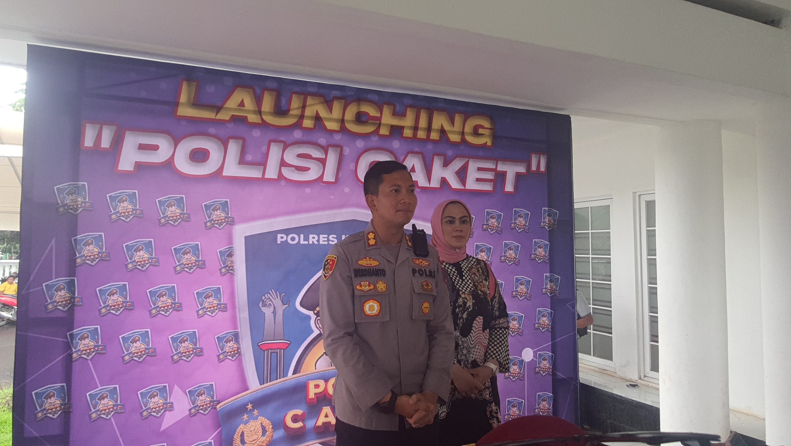 Polisi Caket Polres Karawang