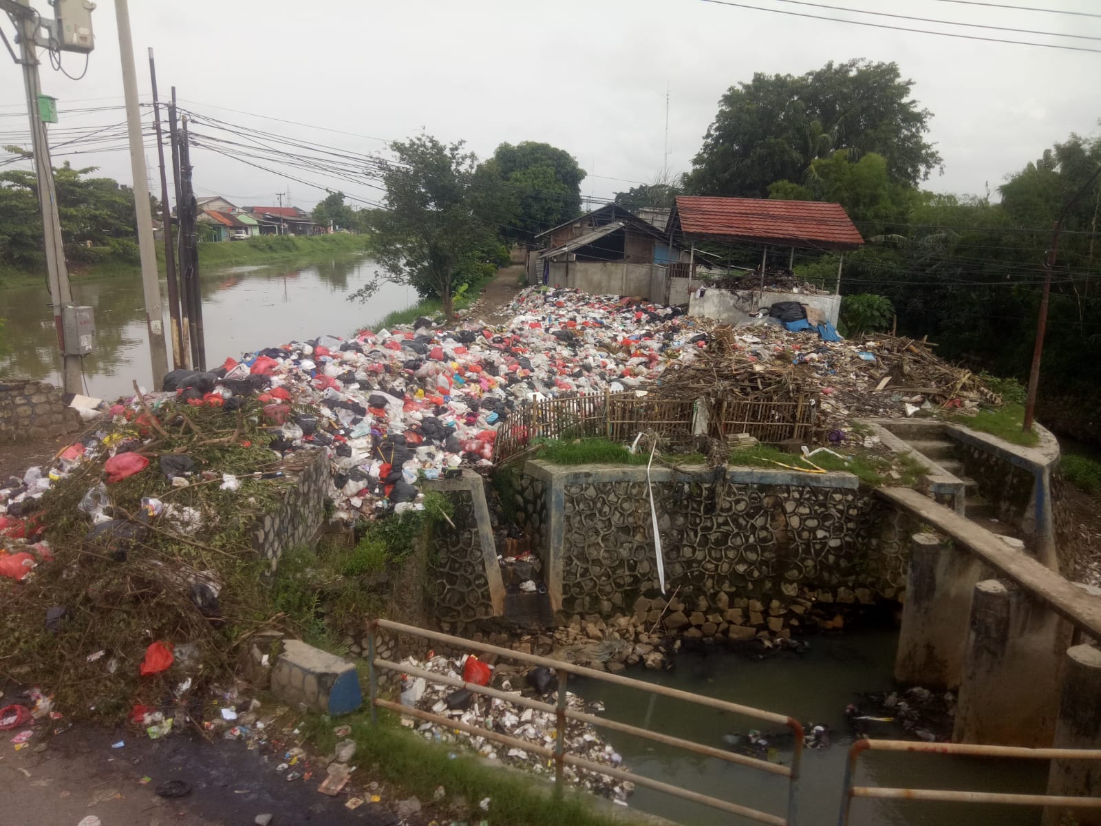 Tumpukan Sampah Meluber di KW 6