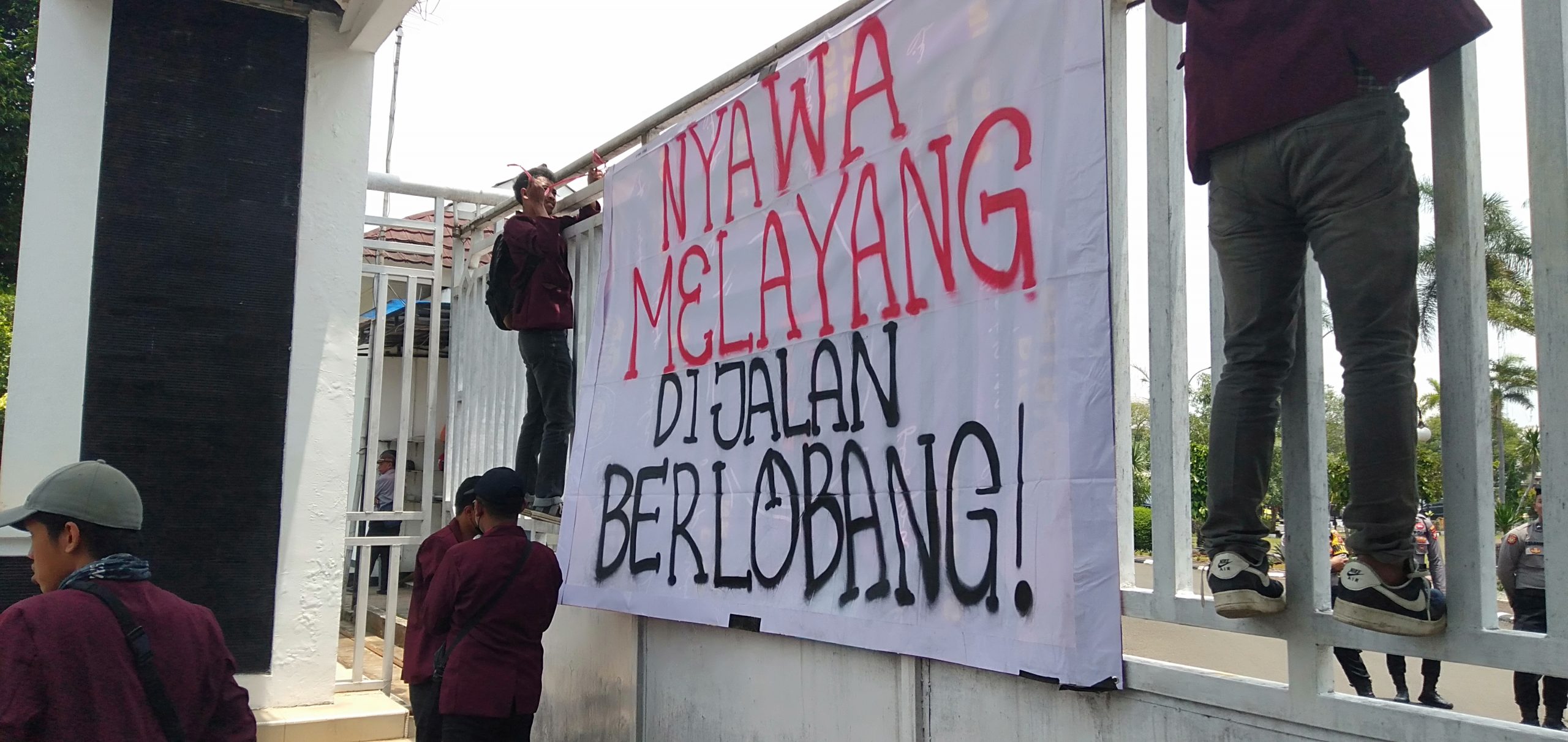 Mahasiswa Unsika Demo Jalan Berlobang