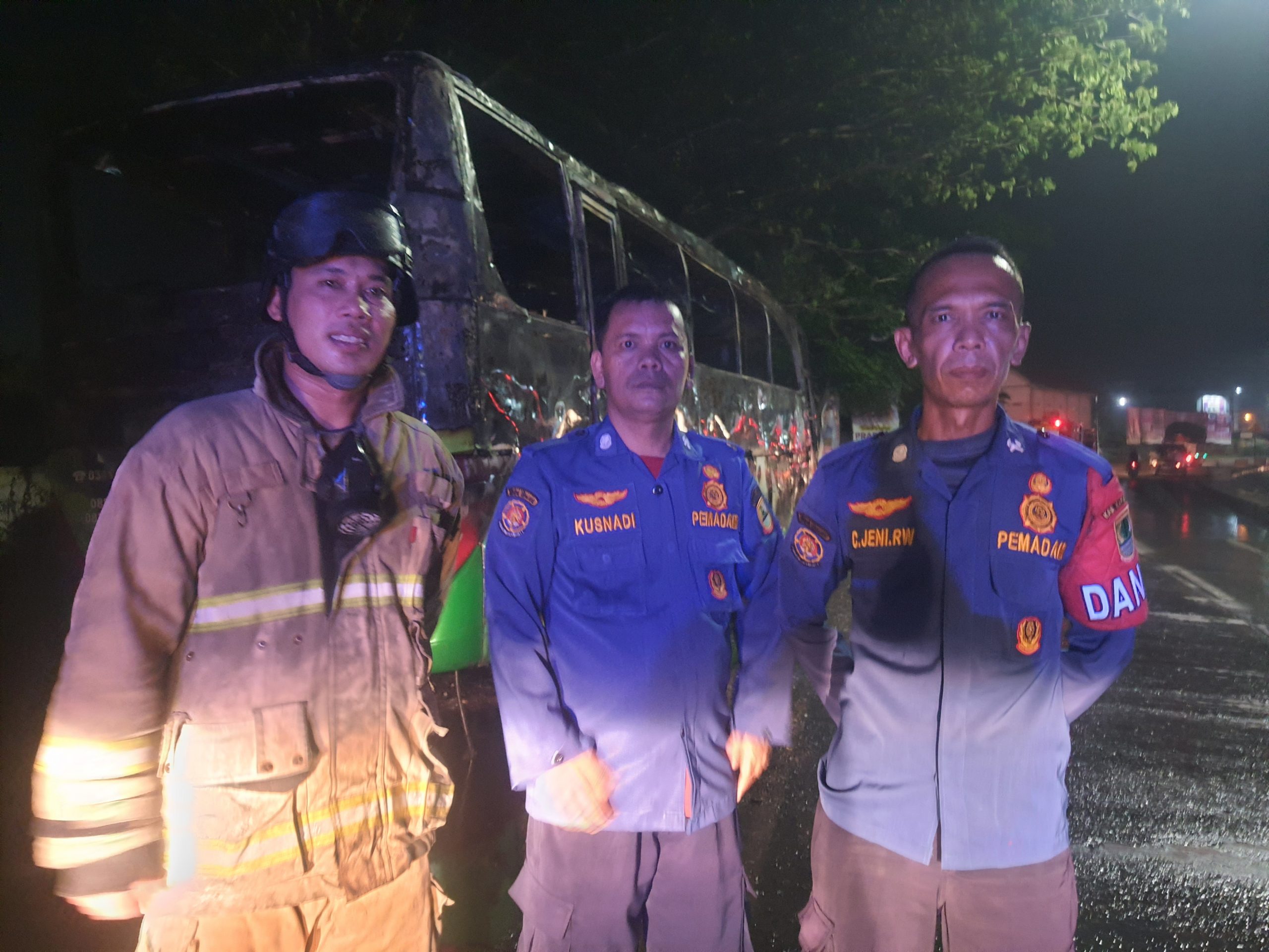 Mobil Bus Jemputan Karyawan Restu Ludes Terbakar